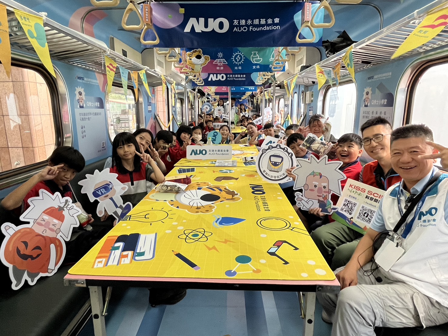 人生就是搏永續基金會參與「臺灣科普環島列車」，設計基礎科學車廂課程，以「淨零碳排和永續能源」為主題，讓學生透過創意實驗認識淨零知識，以及思考生活中的減碳行為